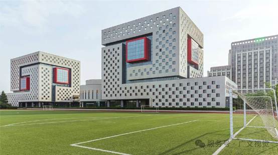 建筑前面有草地 中度可信度描述已自动生成